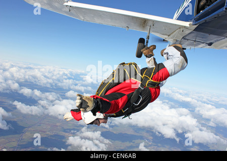 Paracadutista salta da un aeroplano Foto Stock