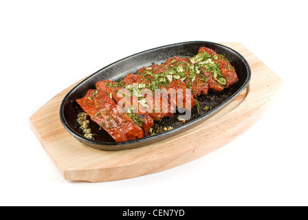 Le costine e verdi per la cena al pan isolato su un bianco Foto Stock