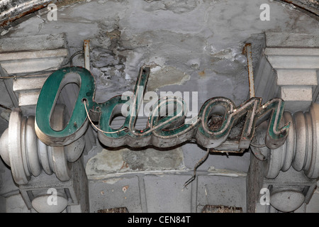 Rotto scritte al neon fuori di abbandono di art deco cinema Odeon nel centro di Lisbona, Portogallo Foto Stock