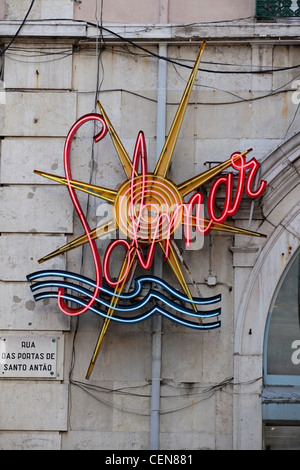 Vecchio nome neon display esterno del Solar cafe gelateria bar Lisbona, Portogallo Foto Stock