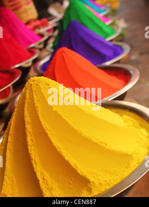 Pali colorati di coloranti in polvere usato per Holi festival sul display in un negozio indiano a Mysore Foto Stock