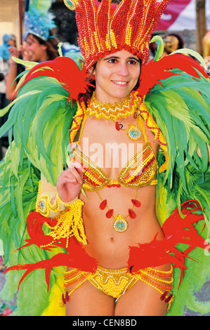 Il Portogallo, Algarve: Membro di una scuola di samba gruppo durante la sfilata di carnevale di Loulé Foto Stock