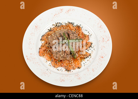 Insalata di carne bovina con il bianco di funghi, fagiolini, asparagi, spinaci e pomodori carpaccio su sfondo arancione Foto Stock