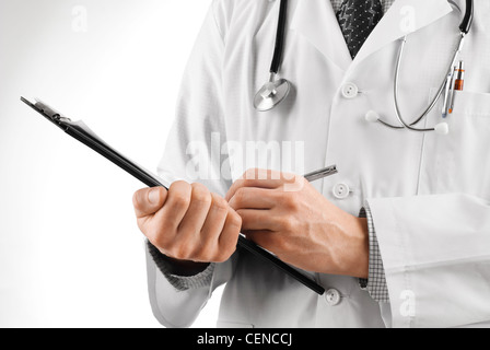 Medico a scrivere qualcosa su clip board Foto Stock