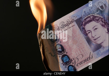soldi brucianti su sfondo nero Foto Stock