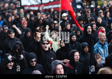 Di sinistra dei manifestanti a prendere il via il 1 maggio 2011 per l'annuale il 1 maggio le proteste a Berlino, in zona Kreuzberg. Foto Stock