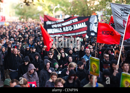 Di sinistra dei manifestanti a prendere il via il 1 maggio 2011 per l'annuale il 1 maggio le proteste a Berlino, in zona Kreuzberg. Foto Stock