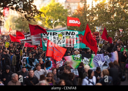 Di sinistra dei manifestanti a prendere il via il 1 maggio 2011 per l'annuale il 1 maggio le proteste a Berlino, in zona Kreuzberg. Foto Stock