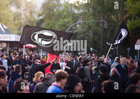 Di sinistra dei manifestanti a prendere il via il 1 maggio 2011 per l'annuale il 1 maggio le proteste a Berlino, in zona Kreuzberg. Foto Stock