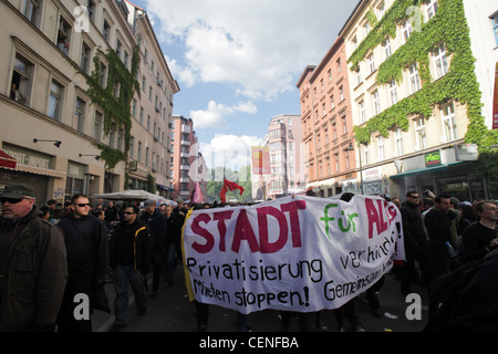 Di sinistra dei manifestanti a prendere il via il 1 maggio 2011 per l'annuale il 1 maggio le proteste a Berlino, in zona Kreuzberg. Foto Stock