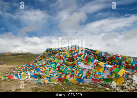 Bandiere di preghiera e il Monte Nyenchen Tanglha Foto Stock