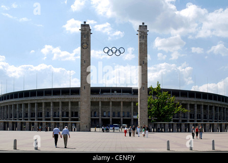 Stadio olimpico di Berlino con gli anelli olimpici oltre l'entrata principale. Foto Stock