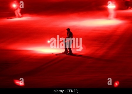 Fiaccolata sugli sci sfilata di massa giù per la montagna a picchi di Sun Ski Resort, Kamloops, BC, Canada, Capodanno Foto Stock