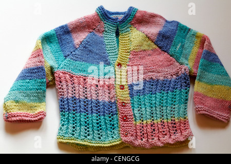 Maglia colorati baby cardigan isolati su sfondo bianco Foto Stock