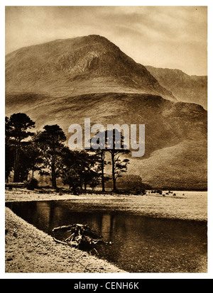 Testa del lago Buttermere Cumbria Inghilterra Lake District inglese North West UK Fleetwith Pike Foto Stock