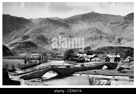 Grange di Borrowdale village Lake District inglese Cumbria Inghilterra England Regno Unito Grange cadde rupe del castello a doppio ponte arcuato Fiume Derwent Foto Stock