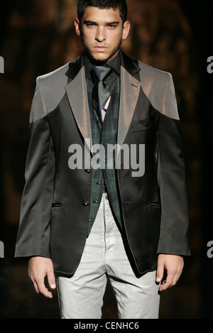 Vivienne Westwood Milano Menswear pronto a indossare in autunno e inverno satin nero giacca e gilet controllati Foto Stock