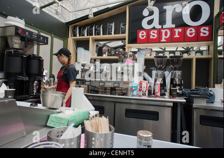 Un temporaneo Aroma Espresso Bar a Bryant Park di New York Foto Stock