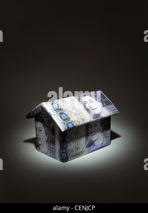 Modello di casa realizzato dal British £20 rileva re casa prezzi mutui casa i bilanci dei costi di acquisto di una casa di proprietà degli acquirenti nel Regno Unito sul mercato Foto Stock