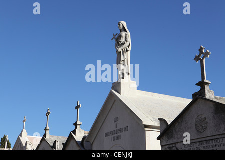 A Lisbona il più grande cimitero, Cemiterio dos Prazeres (cimitero di piaceri). Foto Stock