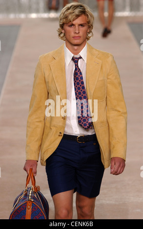 Louis Vuitton Paris Menswear S S modello maschile che indossa la senape  pelle scamosciata giacca bianco shirt, modellato cravatta e pantaloncini  nero Foto stock - Alamy