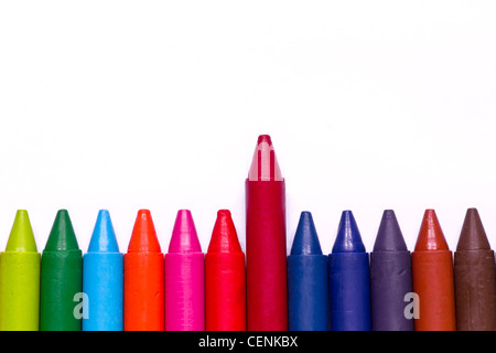 Cera colorata matite colorate su sfondo bianco Foto Stock
