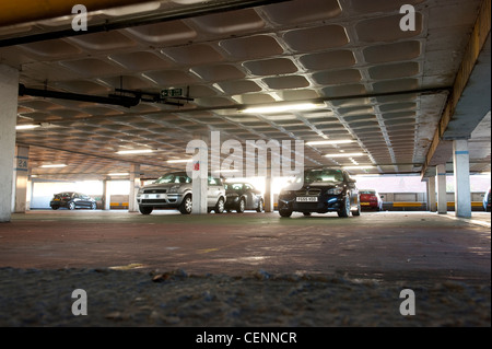 Auto parcheggiata in un parcheggio multipiano in Inghilterra. Foto Stock