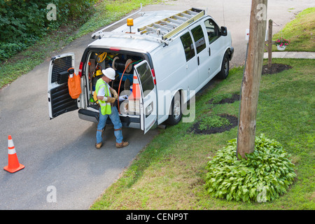 Lavoratore di comunicazioni preparando a salire la pole al Suo carrello Foto Stock