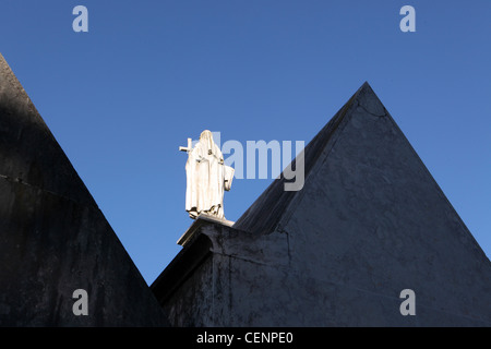 A Lisbona il più grande cimitero, Cemiterio dos Prazeres (cimitero di piaceri). Foto Stock