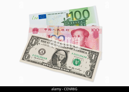 Tre cambiali del valore di 100 Euro, 100 yuan cinese e 1 U.S. Dollar giacciono affiancati. Foto Stock