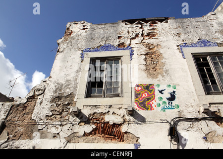 Graffiti sul vecchio muro, nel centro di Lisbona, Portogallo Foto Stock