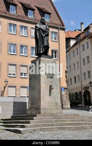 La statua di Albrecht Dürer ( Albrecht-Duerer-memoriale) in Albrecht-Duerer-luogo nella città vecchia di Norimberga, Germania. Foto Stock