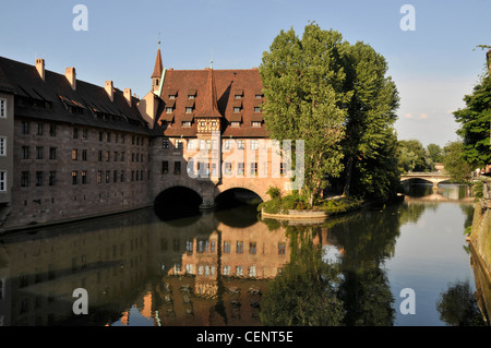 Heilig-Geist-Sital (ospedale dello Spirito Santo) sul fiume Pegnitz a Norimberga, Baviera, Germania. L'ex ospedale e casa di cura sono stati presentati a. Foto Stock