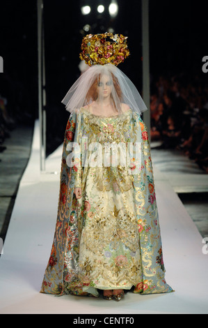 Christian Lacroix Parigi Haute Couture Autunno Inverno modello Lily Cole indossa oro e jewelled acconciatura di velo bianco e blu Foto Stock