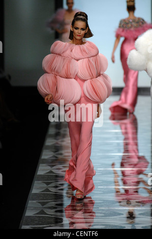 Valentino Roma Haute Couture Autunno Inverno modello Flavia De Oliveira brunette capelli indossando rosa seta abito floorlength bolla Foto Stock
