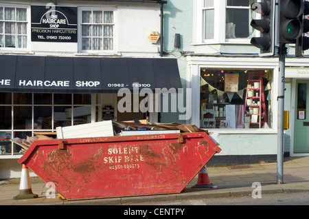 Costruttori saltare sul marciapiede fuori piccoli negozi tradizionali nel Hampshire, Inghilterra città mercato di Leamington Spa. Foto Stock