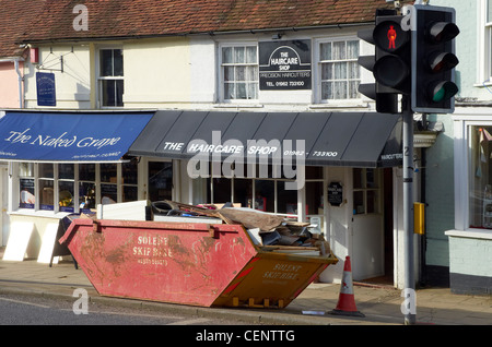 Costruttori saltare sul marciapiede fuori piccoli negozi tradizionali nel Hampshire, Inghilterra città mercato di Leamington Spa. Foto Stock