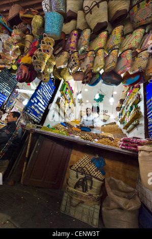 Frutta secca e noci stallo in Rue Souk Smarine nei souks, Medina, Marrakech, Marocco, Africa del Nord Foto Stock