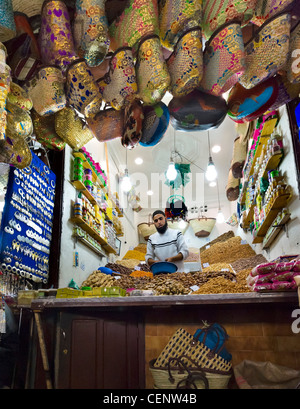 Frutta secca e noci stallo in Rue Souk Smarine nei souks, Medina, Marrakech, Marocco, Africa del Nord Foto Stock