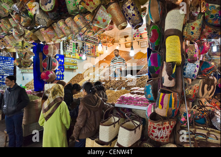 Frutta secca e noci stallo in Rue Souk Smarine nei souks, Medina, Marrakech, Marocco, Africa del Nord Foto Stock