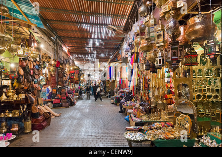 Negozi nel souk, Medina, Marrakech, Marocco, Africa del Nord Foto Stock