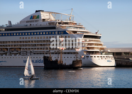 Età di vela  Santa Maria de Colombo e la Nave da Crociera Aida dal lungomare di Funchal, Madeira, Portogallo Foto Stock