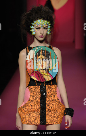 Manish Arora pronto a indossare Primavera Estate pettinature capelli, copricapo floreale, Bindi decorazione sulla faccia, breve stampa senza maniche Foto Stock