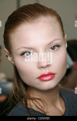 Just Cavalli Milano Backstage Primavera Estate immagine ritagliata del biondo modello raschiato indietro i capelli, vestita di nero liquido e eyeliner Foto Stock