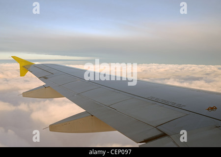 Ala di Germanwings Airbus A319 aereo di linea di passeggeri oltre il canale in lingua inglese Foto Stock