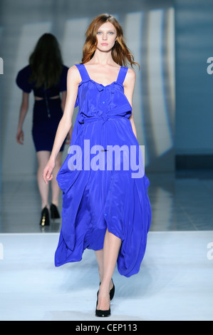 Preen New York pronto a indossare in autunno e inverno blu elettrico Belted Dress drappeggiato Foto Stock