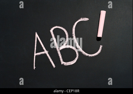 Lavagna con abc scritto su di esso in rosa di Chalk Foto Stock