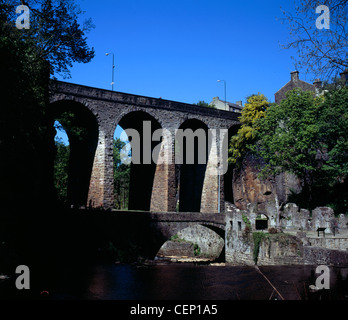 Storica resti di mulini e viadotto stradale a Torrs New Mills Derbyshire Inghilterra Foto Stock