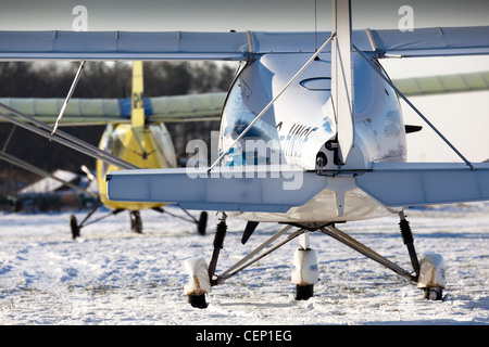 Due velivoli ultraleggeri a Compton Abbas airfield nel Dorset in Inghilterra nella neve Foto Stock