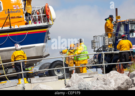 Vita rnli equipaggio royal national scialuppa di salvataggio istituto preparare preparazione pulire la barca di salvataggio della nave le imbarcazioni di salvataggio Foto Stock